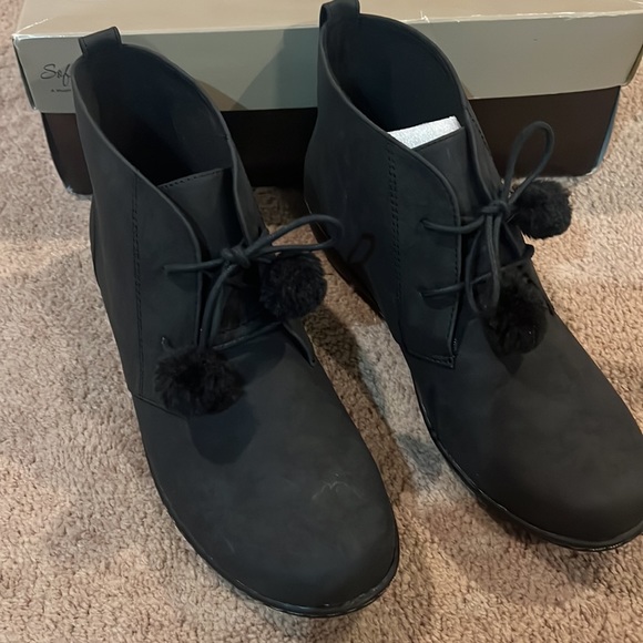 Women’s Soft Style Jinger Black Nubuck Booties - Picture 4 of 5